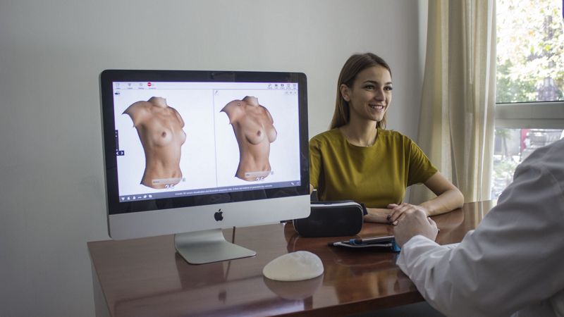 Augmentation de la taille des seins par ordinateur avant chirurgie