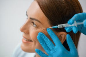 Femme souriante recevant une injection près de l’œil,